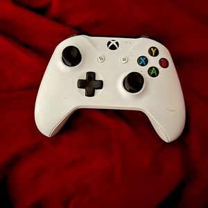 Xbox one controller with rechargeable battery